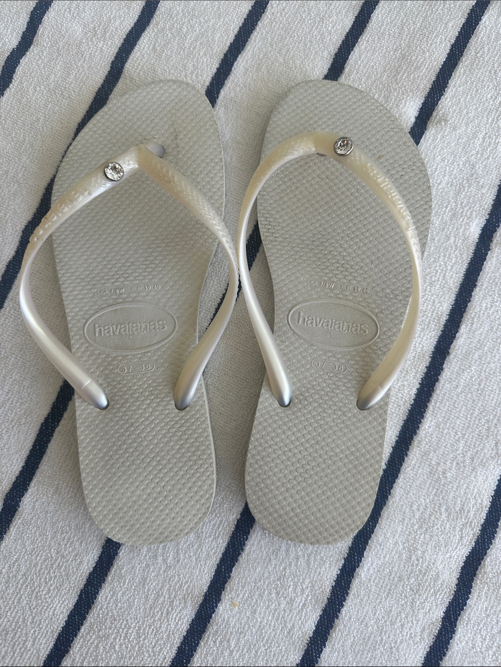 Slim Flip Flop w/Rhinestones 
Havaianas
Women
White